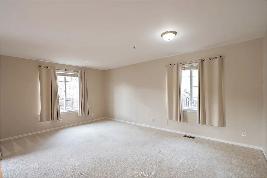 4 bed, 3.5 bath, 2828 sqft, $5,800 — Photo 3