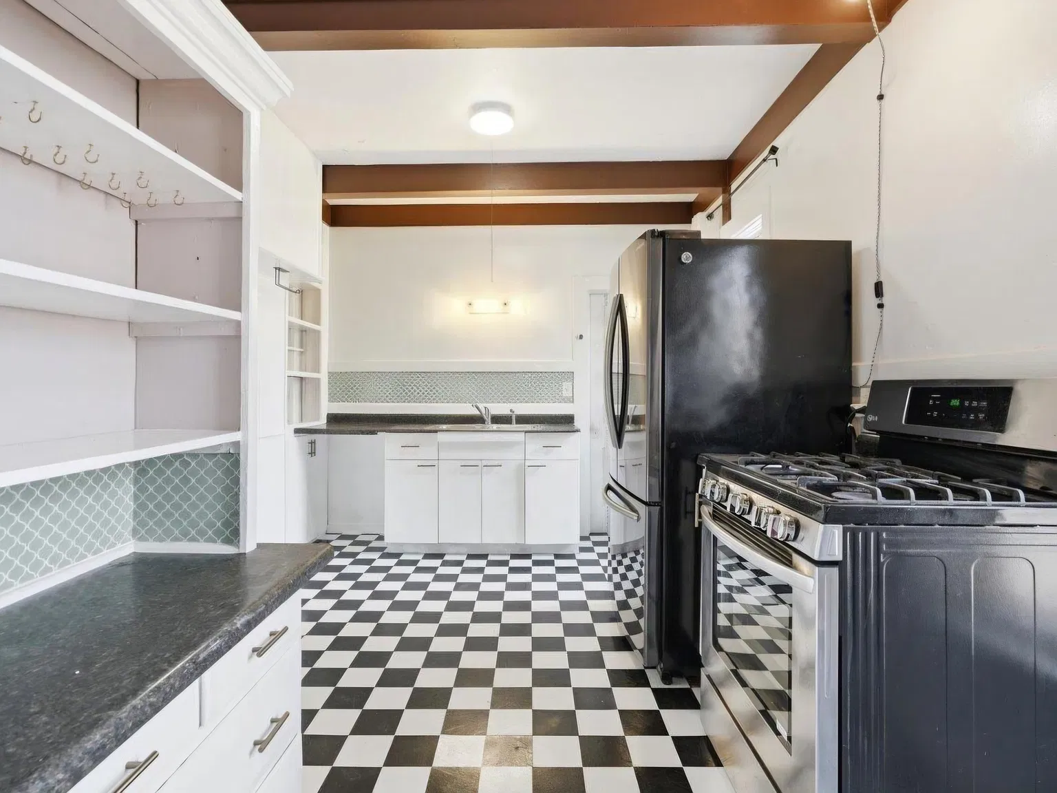 3 bed, 2160 sqft, $1,900 — Photo 4