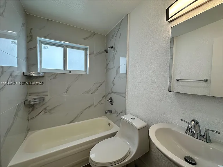 913 NE 17th St #8 — Photo 15
