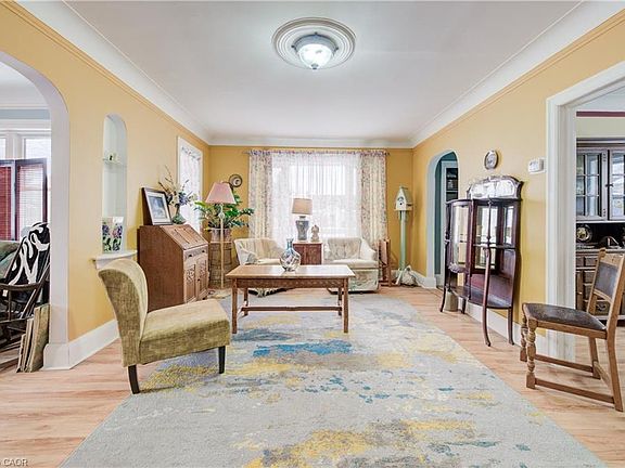 5th image of 611 James St