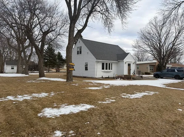 301 S Oak St, Hendricks, MN 56136