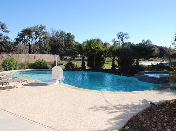 3rd image of 817 Bluebonnet Ln