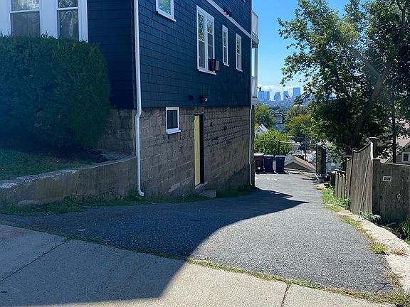 Driveway for up to 4 cars