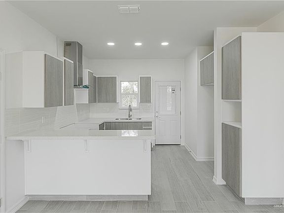 3rd image of 1618 Dalton St
