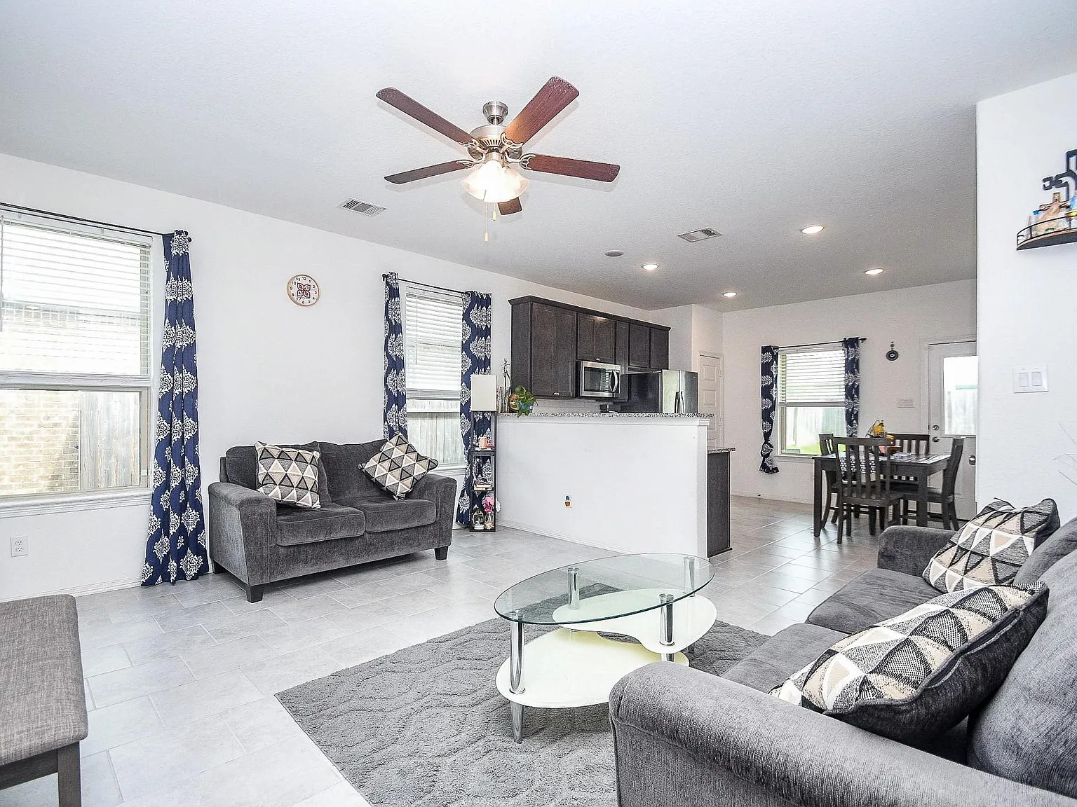 3 bed, 2.0 bath, 1295 sqft, $1,900 — Photo 4
