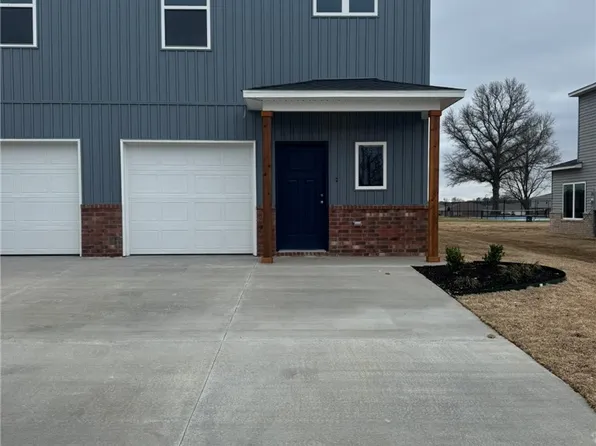 404 B W Cloud Dr, Siloam Springs, AR 72761