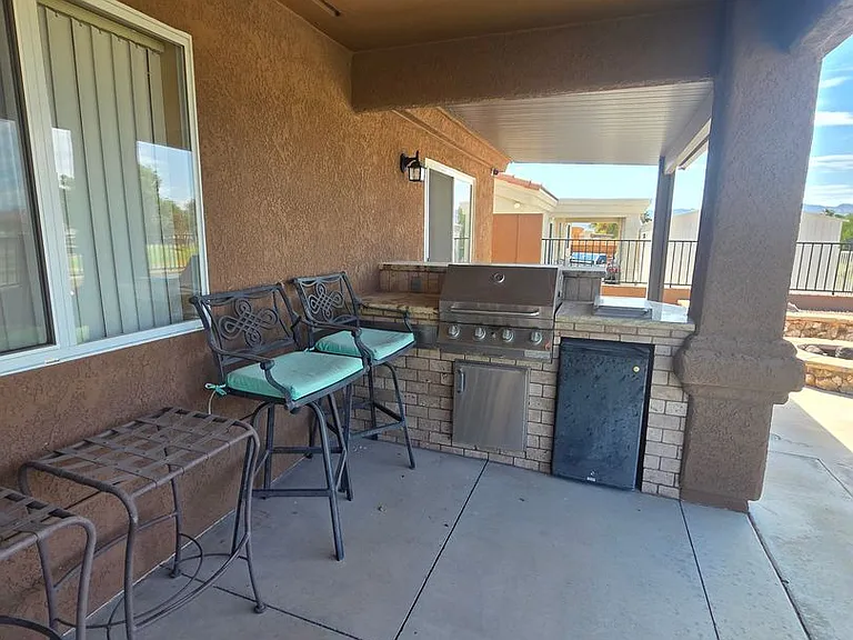 2121 E Desert Lakes Dr — Photo 39