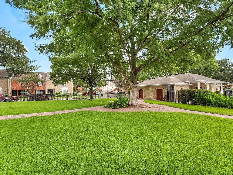 1553 W Sam Houston Pkwy S — Photo 38