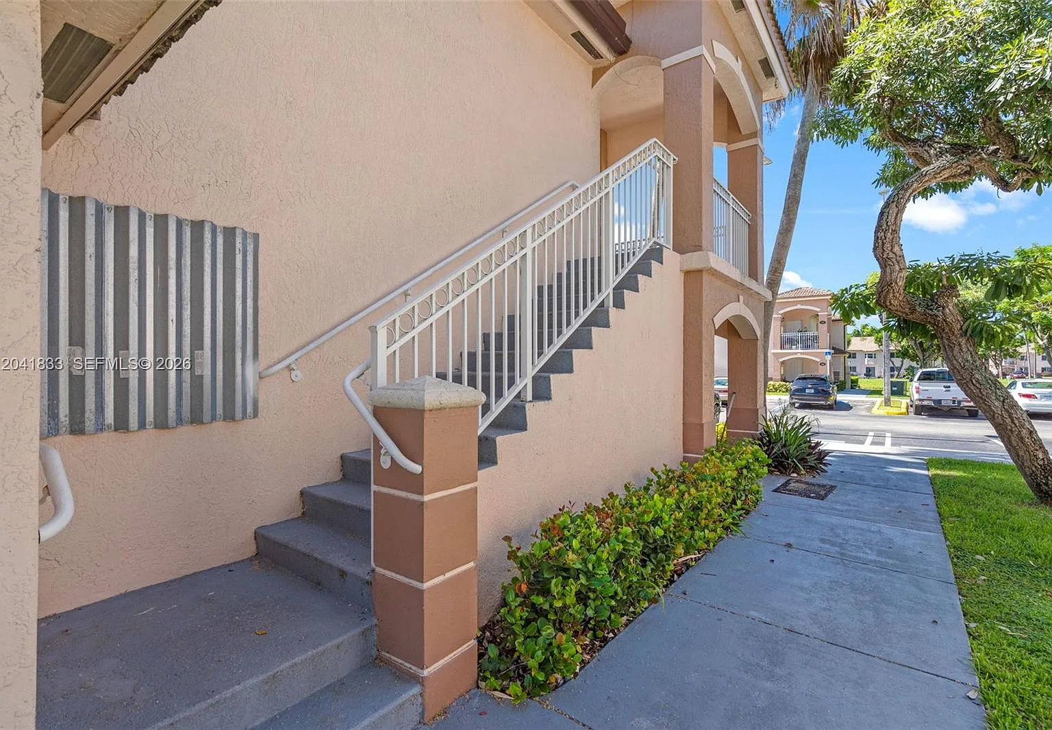 Venetia Gardens Condo — Photo 4