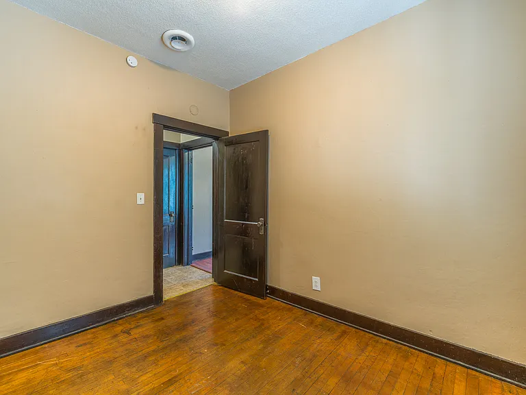 319 E Washington St — Photo 7