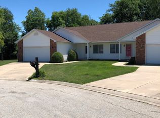 104 Meadowlands Dr, Sherman, IL 62684