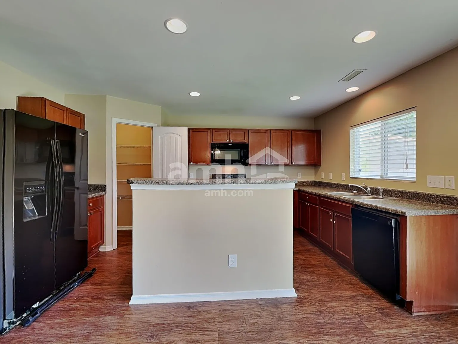 3 bed, 2.0 bath, 1702 sqft, $2,000 — Photo 3