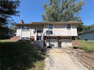 317 SW Sandstone Dr, Blue Springs, MO 64014