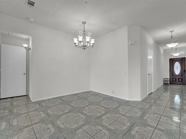 1407 Autumncrest Dr #5 — Photo 4