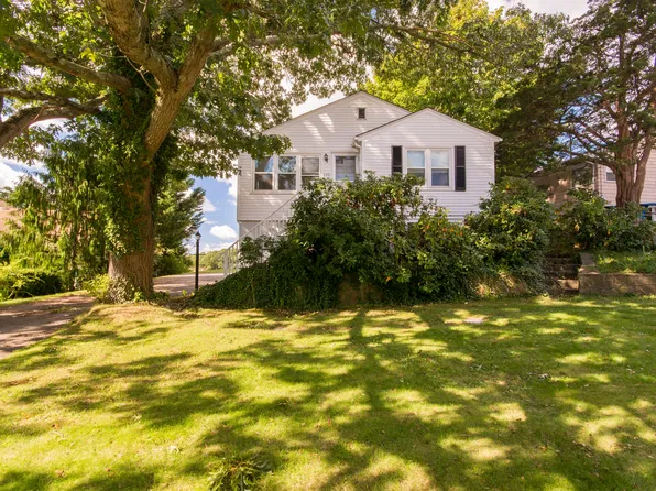 139 Hummocks Ave, Portsmouth, RI 02871