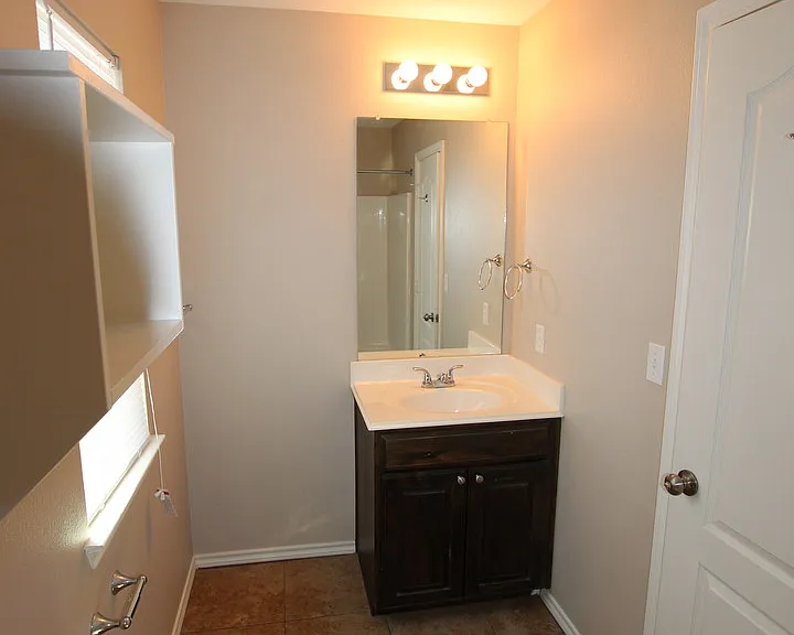 Coming Soon! 1 Bedroom 1.5 Bath Townhome For Rent In Lindale — Photo 11