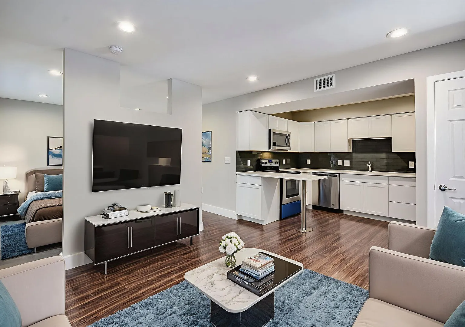 Available: remodeled 1 bed / 1 bath with luxury amenities — Photo 1
