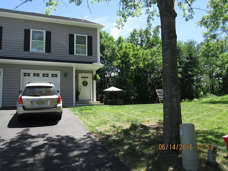 19 Riverside Dr — Photo 34