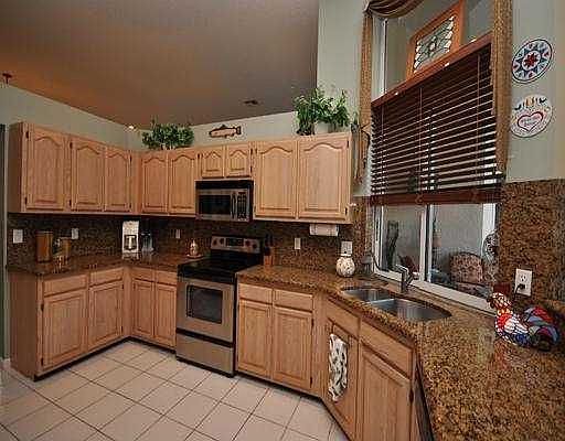 3rd image of 713 Crescent Way