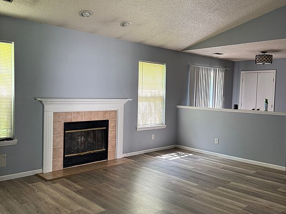 3rd image of 4651 Walker St