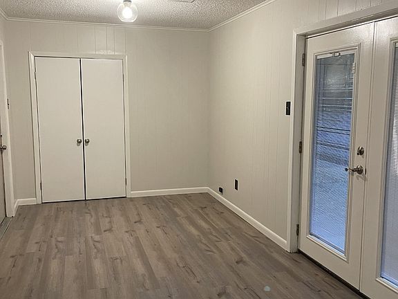 4th image of 130 Hillside Cir