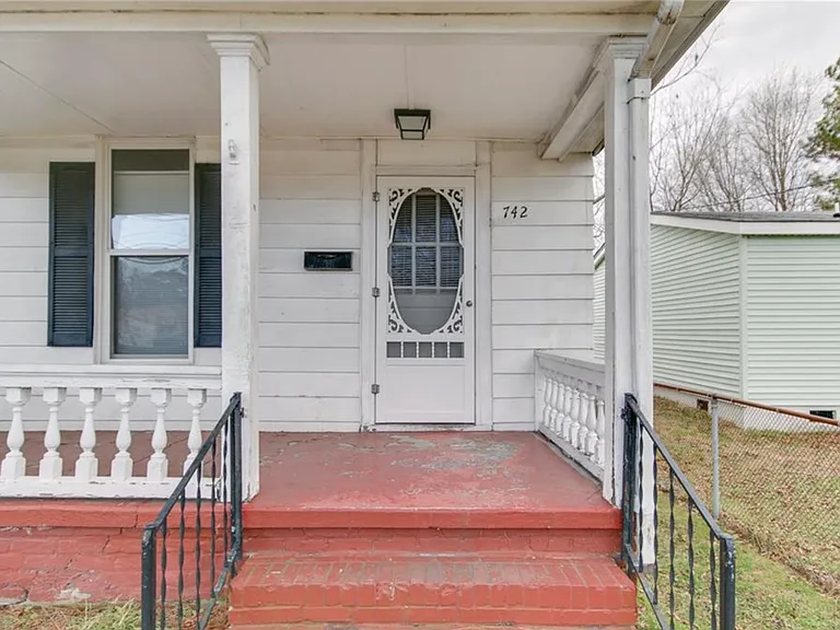 742 Potomac Ave — Photo 2
