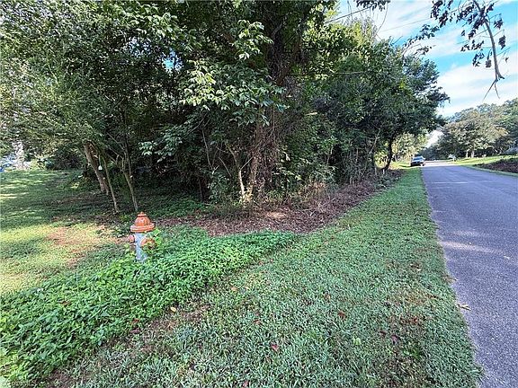 4th image of 612 Meadowbrook Dr