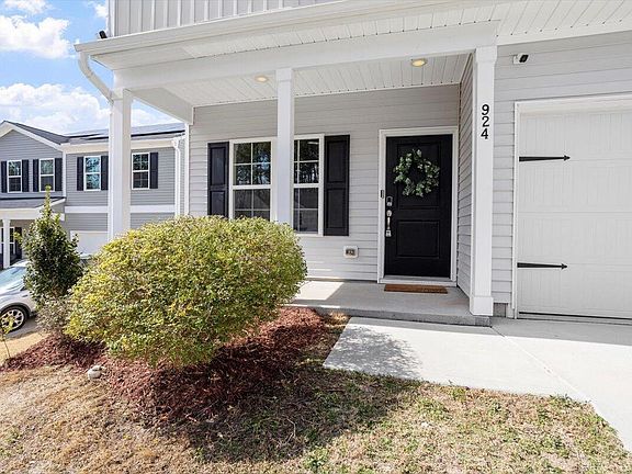 2nd image of 924 Peninsula Pl