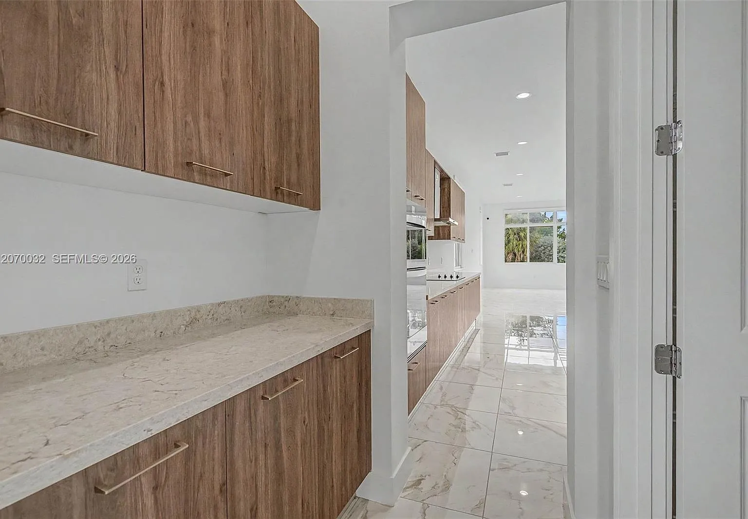 5 bed, 4.0 bath, 5318 sqft, $12,500 — Photo 3