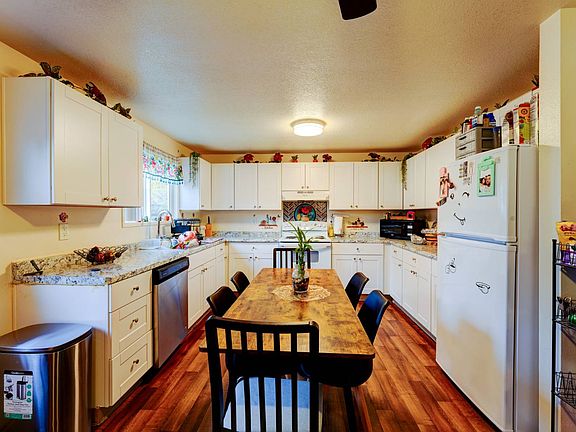 3rd image of 16405 E Burnside St