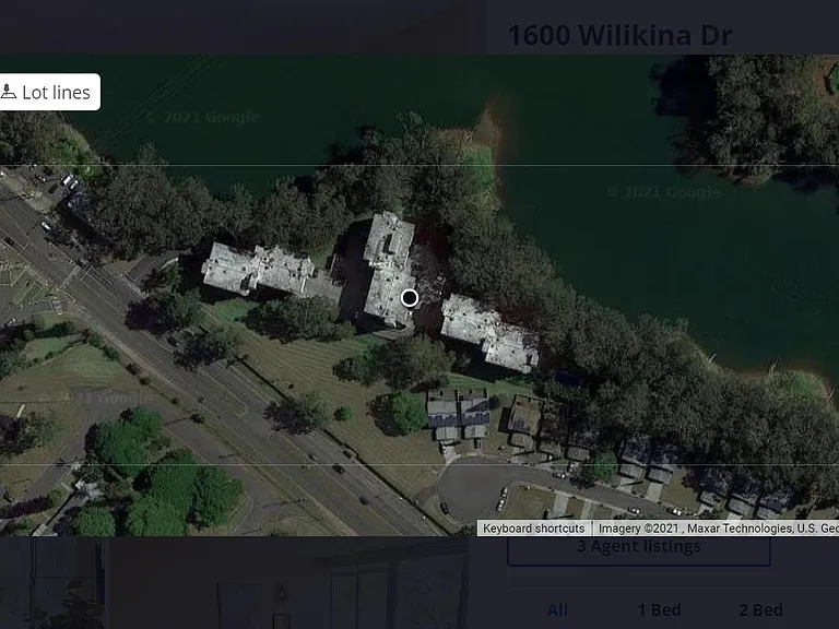 Lakeside property bordering Lake Wilson