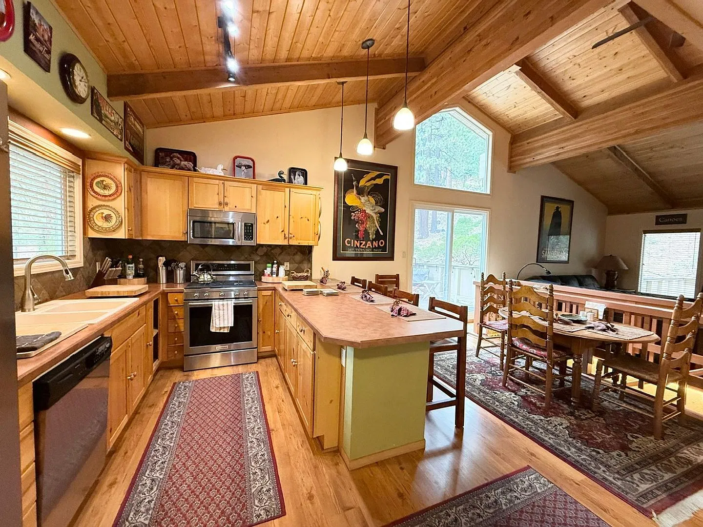 Furnished 3-bedroom condo in Mt.Shadows — Photo 2
