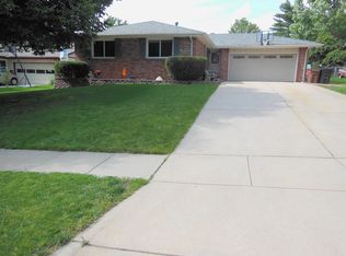 6030 Deerwood Dr, Lincoln, NE 68516