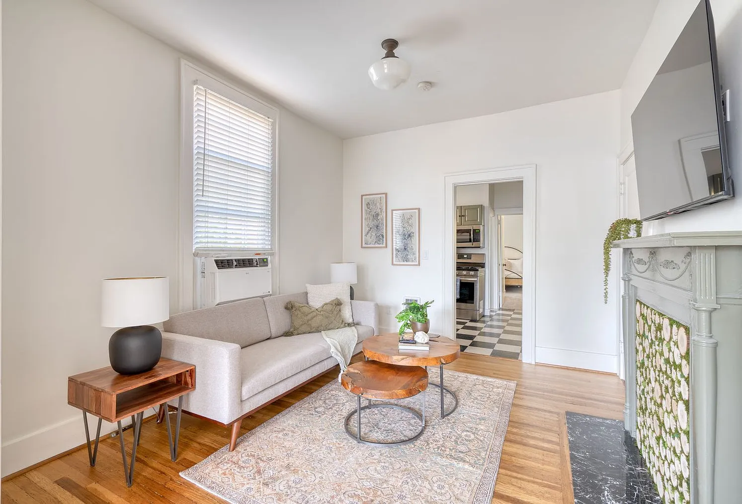 2 bed, 1.0 bath, 699 sqft, $3,816 — Photo 3