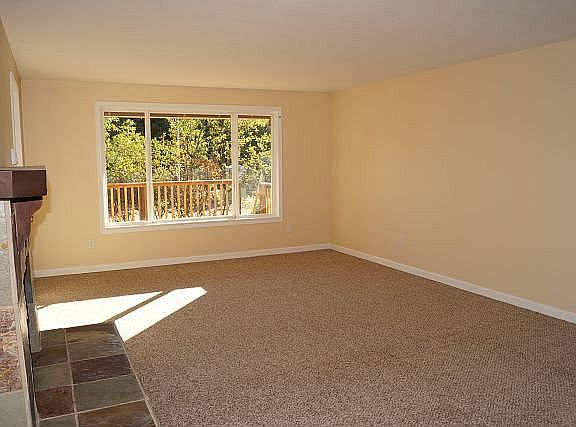 5th image of 303 SE 149th Ct