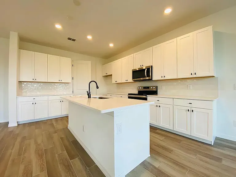 841 Benoi Dr — Photo 2