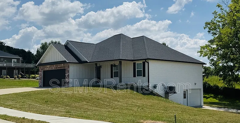4 bed, 3.0 bath, 2650 sqft, $3,000 — Photo 4