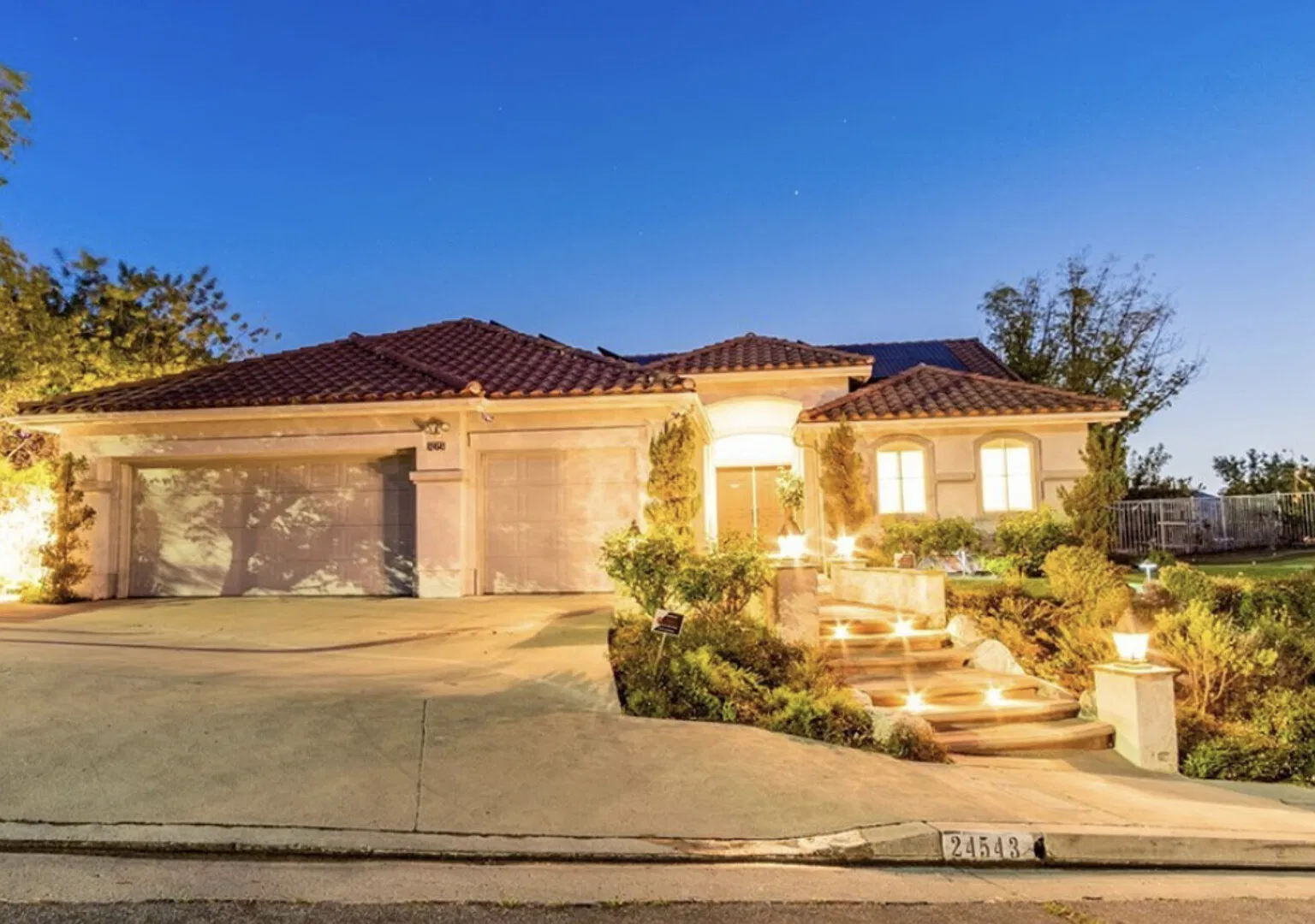 Luxurious Fully Furnished Retreat with Pool, Spa & Home Gym — Photo 1