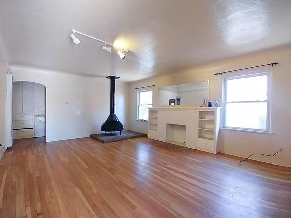 3rd image of 203 Girard Blvd SE
