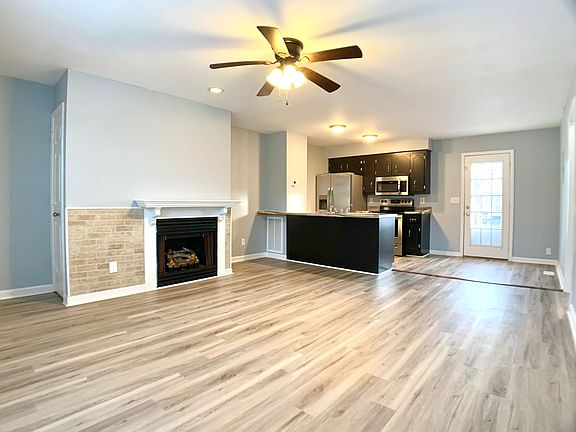 5th image of 211 Lexington Dr #B