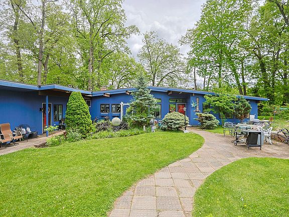 4th image of 1905 Champlain Dr