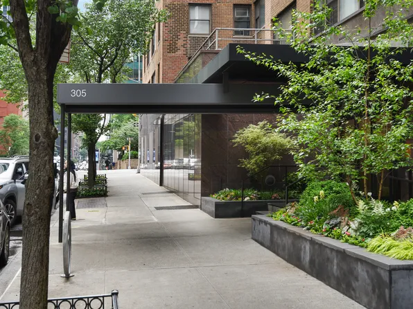 305 East 40th Street image 22 of 25