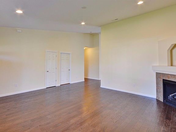 5th image of 2640 Brookdale Dr