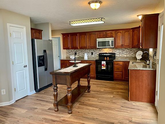 5th image of 201 Primrose Cir