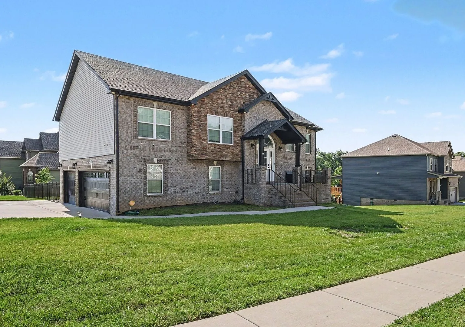 Spacious 5BR House in Clarksville — Photo 2