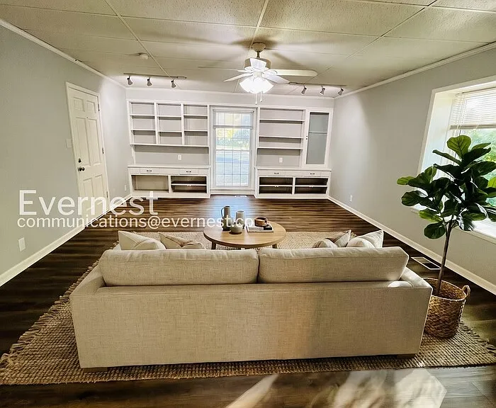 570 Hawkins Dr — Photo 6