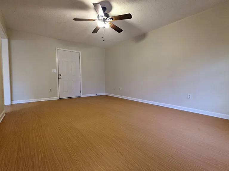 1860 Skyline Dr — Photo 2