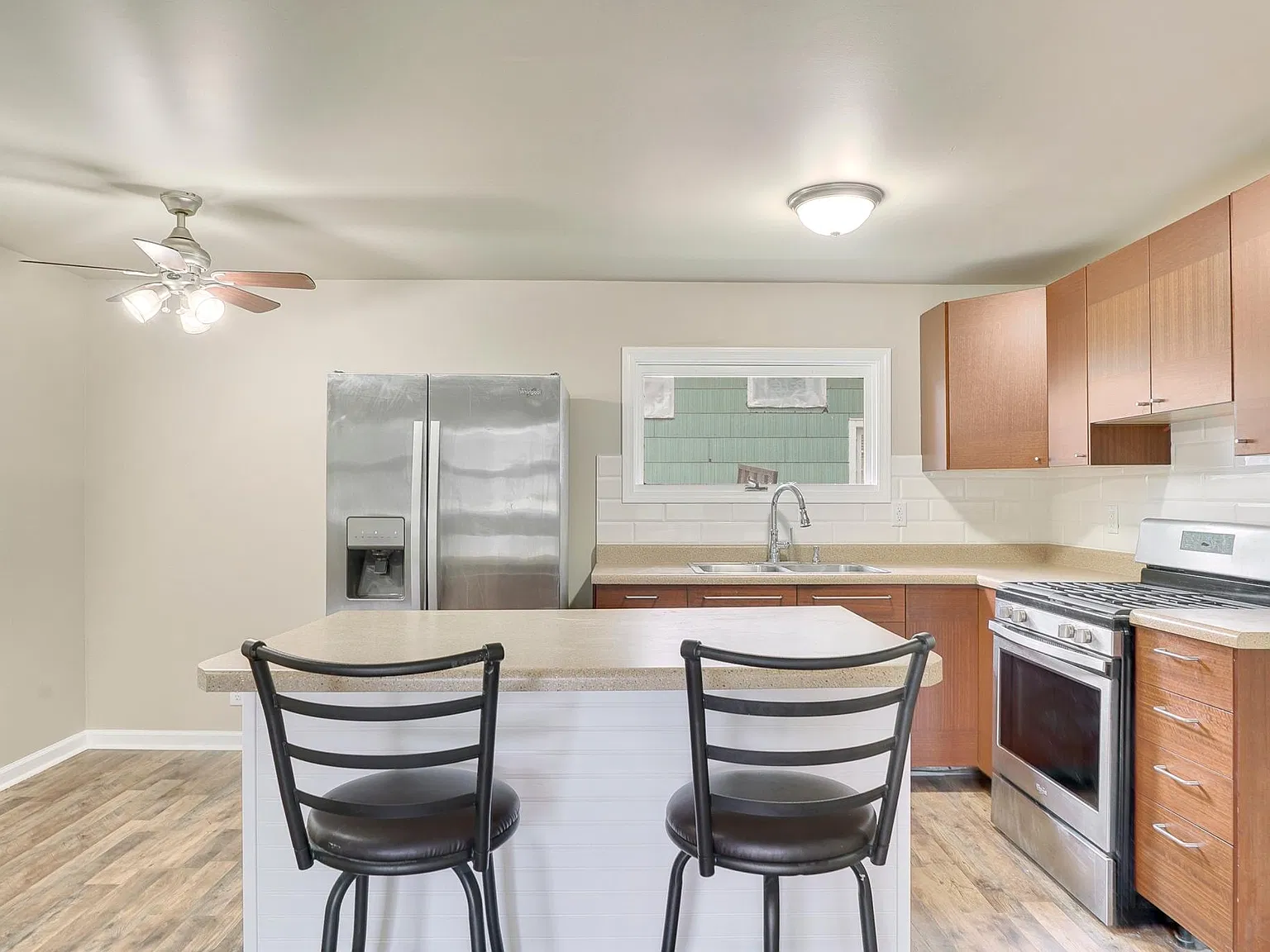 2 bed, 1.5 bath, 1056 sqft, $2,000 — Photo 4