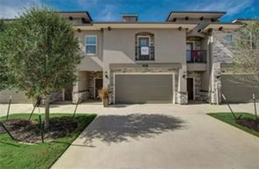 4 bed, 4.5 bath, 2099 sqft, $2,700 — Photo 1