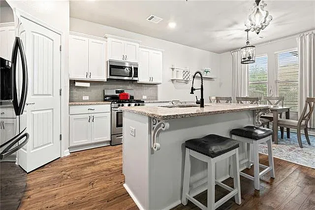 3 bed, 2.0 bath, 1521 sqft, $1,900 — Photo 4